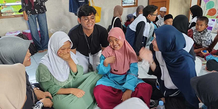 Dolanan Box volunteers who lead discussions in small group
